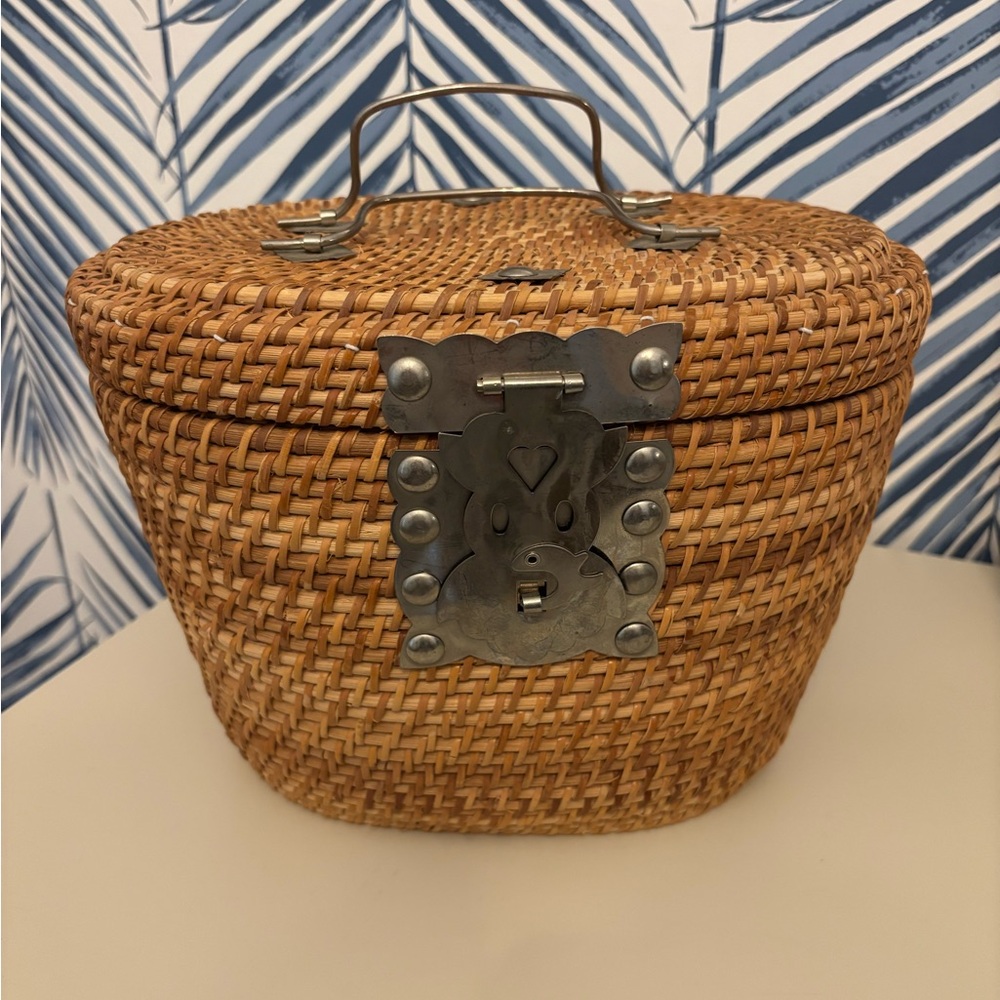 Chinoiserie Chinese Teapot Set with Wicker Basket - Picture 4 of 5
